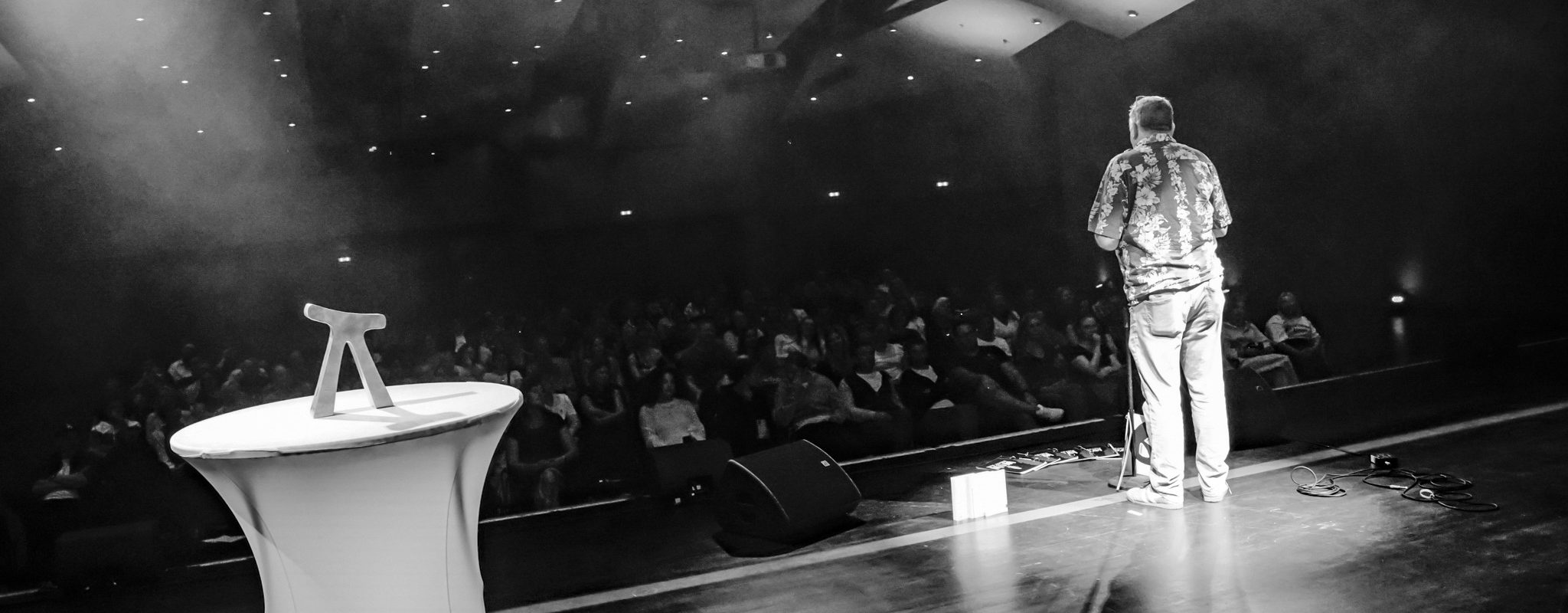 Poetry Slam Künstler tritt beim WoW Poetry Slam in NRW auf einer Bühne vor Publikum auf